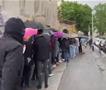 Во Хрватска се чека во долги редици за гласање, луѓето во Загреб чекаа и на дожд (ВИДЕО)