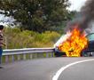 Драматична снимка на спасување од автомобил во пламен- попусто ја отвораат вратата (ВИДЕО)