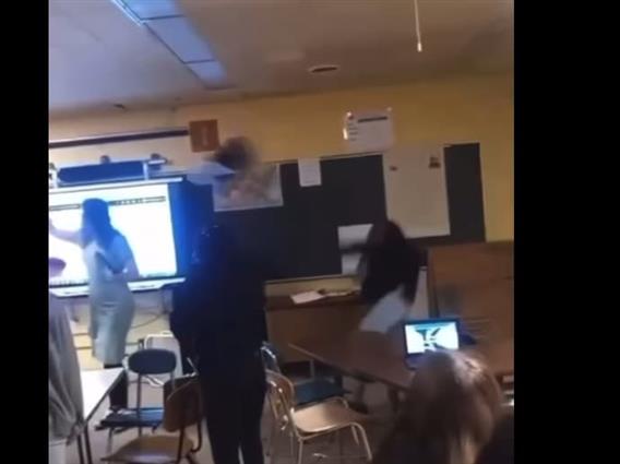 Ученичка во САД нокаутира наставничка, ја погоди со метален стол (ВИДЕО)