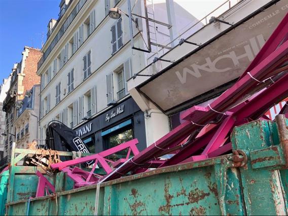 Се урна еден од симболите на Париз, никој не знае што се случувало ноќеска (ВИДЕО)