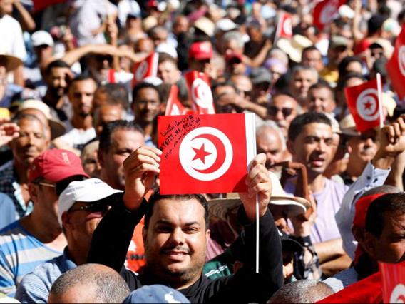 Стотоци демонстранти во Тунис бараат датум за чесни избори по апсењата адвокати и новинари