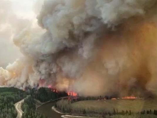 Огромен пожар пустоши низ Канада, жителите на Алберта се подготвени за евакуација (ВИДЕО)