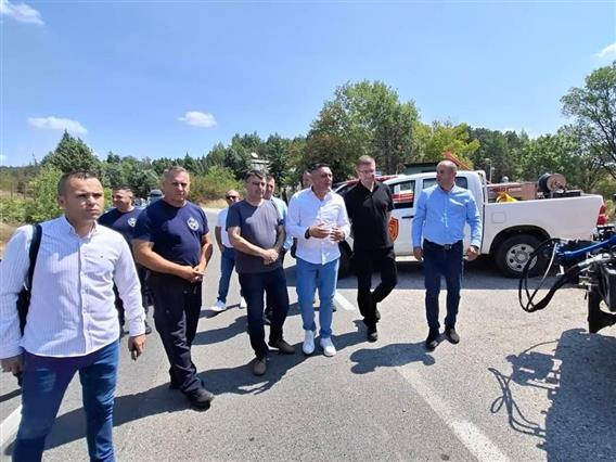 Мицкоски со Јанчев и пожарникарите на увид за состојбата со пожарот на Серта 