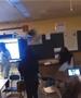 Ученичка во САД нокаутира наставничка, ја погоди со метален стол (ВИДЕО)