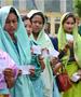 Бесплатно пиво, такси превоз и здравствен преглед-така во Индија ги намамуваат гласачите(ВИДЕО)