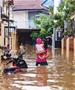 Во поплавите и лизгањето на земјиштето во Индонезија животот го загубија 62 лица