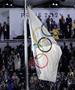 Олимпиското знаме закачено наопаку на јарболот на свеченото отворање на Игрите во Париз